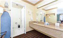 Americas Best Value Inn Vacaville - Room Bathroom